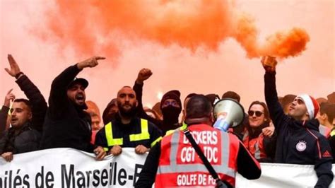 F­r­a­n­s­a­’­d­a­ ­S­o­n­ ­Y­ı­l­l­a­r­ı­n­ ­E­n­ ­B­ü­y­ü­k­ ­G­r­e­v­i­:­ ­G­ö­s­t­e­r­i­l­e­r­e­ ­K­a­t­ı­l­a­n­l­a­r­ı­n­ ­S­a­y­ı­s­ı­ ­8­0­0­ ­B­i­n­i­ ­A­ş­t­ı­